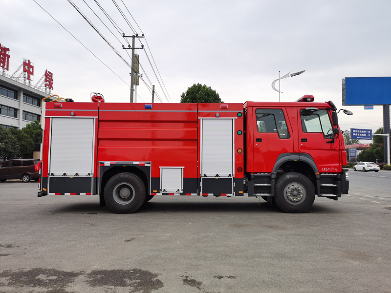 重汽豪沃8吨水罐消防车