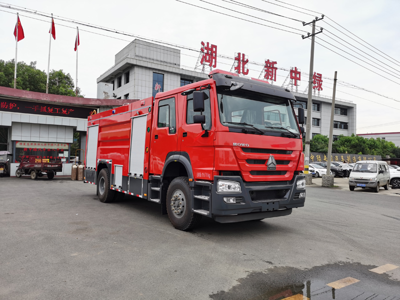 重汽豪沃8吨水罐消防车