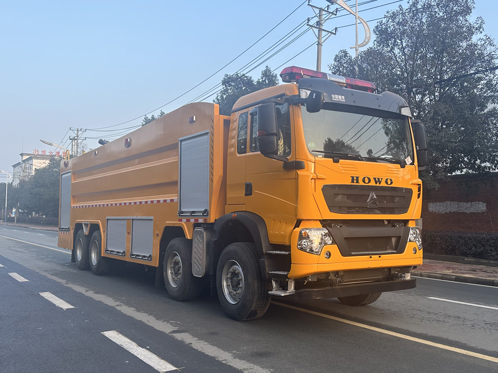 重汽豪沃25吨水罐消防车