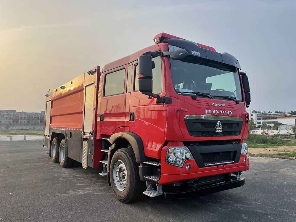重汽豪沃17m³泡沫消防车