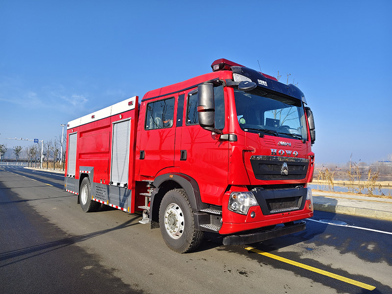 重汽豪沃8m³泡沫消防车