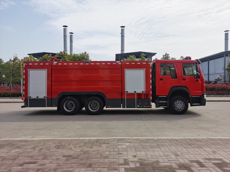 国三重汽豪沃12吨水罐消防车